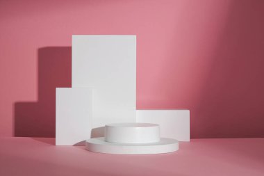 Daire, kare beyaz podyum, pembe arkaplan ve reklam için boş alan, soyut içerik, ön görünüm
