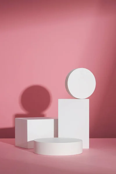 サークル 正方形の白い表彰台 ピンクの背景と広告のための空白のスペース 抽象的なコンテンツ フロントビュー — ストック写真