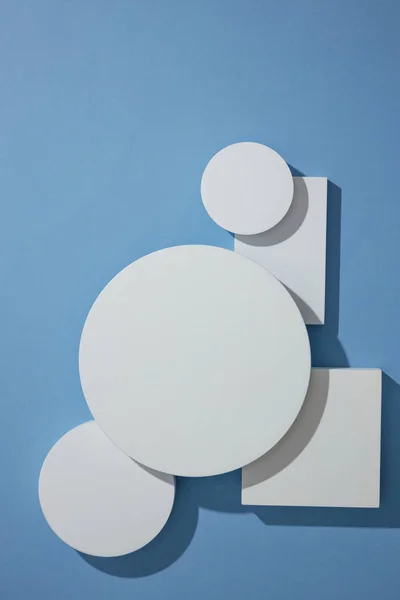 サークル 正方形の白い表彰台のトップビュー 青の背景と広告のための空白のスペース 抽象的なコンテンツ — ストック写真