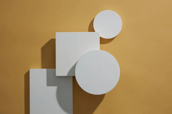 サークルのトップビュー 正方形の白い表彰台 明るい茶色の背景と広告のための空白のスペース 抽象的なコンテンツ — ストック写真