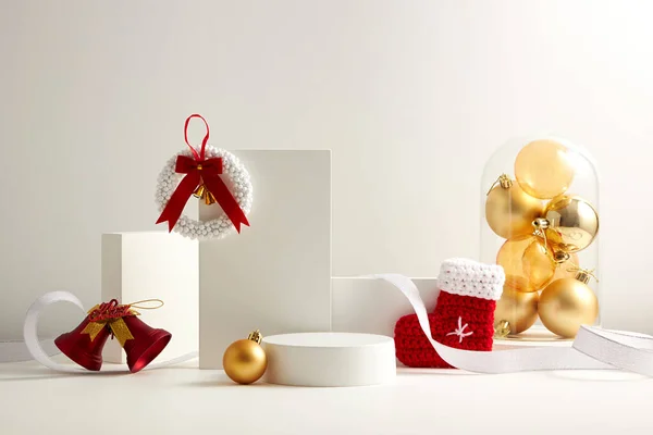 白の背景とクリスマスの装飾装飾 フロントビュー 製品広告 休日のコンテンツとホワイト表彰台 — ストック写真