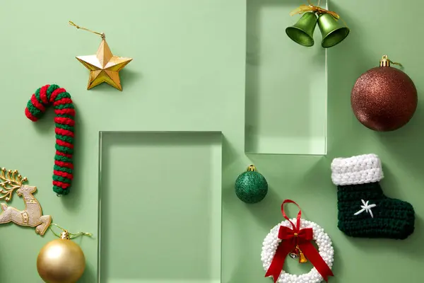 製品広告 トップビュー 休日や抽象的なコンテンツのためのクリスマスの装飾とトレンディーな緑の背景に透明表彰台 — ストック写真