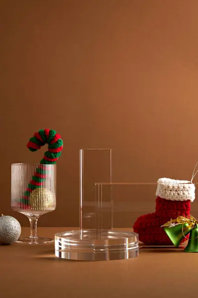 クリスマスの装飾が付いている茶色の背景の透明な表彰台は広告 休日の内容のための空白スペースを飾り — ストック写真