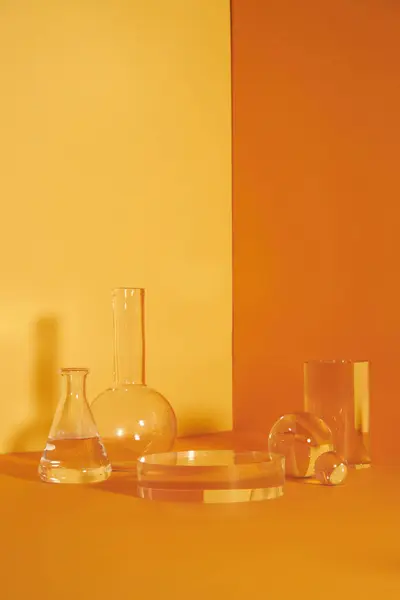 Glaspodium Und Blume Minimale Szene Mit Gerippten Auf Gelbem Hintergrund — Stockfoto