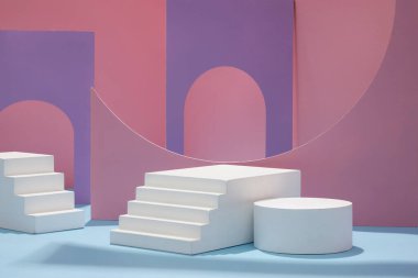Merdivenleri ve pembe arka planı olan mor kemerli duvar, Podyum, reklam için ürün sergisi, ön manzara