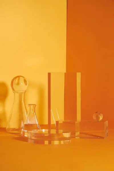 玻璃讲台和花朵极小的场景与带条纹的黄色背景 展示化妆品的立场 玻璃基座上的舞台展示现代工作室黄色 — 图库照片