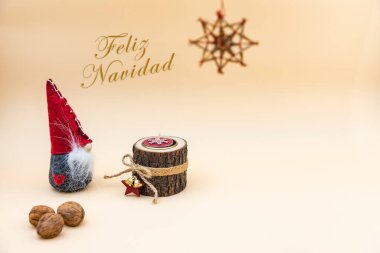 Mesajlı tebrik kartı Feliz Navidad ve kırmızı, kahverengi, bej ve beyaz renkler - Noel duvar kağıdı