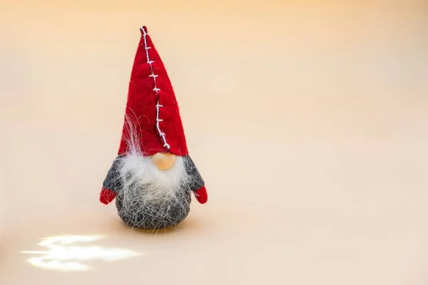 Elfli bir Noel süslemesi ve bej arka planda kendini tasarlamak için kullanabileceğin bir şablon.