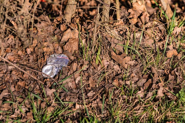 A discarded and trampled on soda can pollutes the environment — Stock Photo, Image