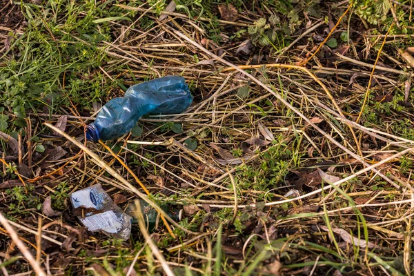 Πλαστικά Και Γυαλί Είναι Απλά Απορρίπτονται Στη Φύση Και Είναι — Φωτογραφία Αρχείου