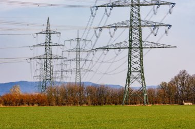 Alandaki elektrik direklerinden oluşan bir panorama enerji geçişi için gerekli elektriği sağlıyor.