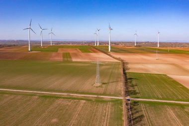 Bir elektrik direği ve bir çok büyük rüzgar türbini yukarıdan insansız hava aracı atışı olarak görülüyor, Energiewende, Almanya
