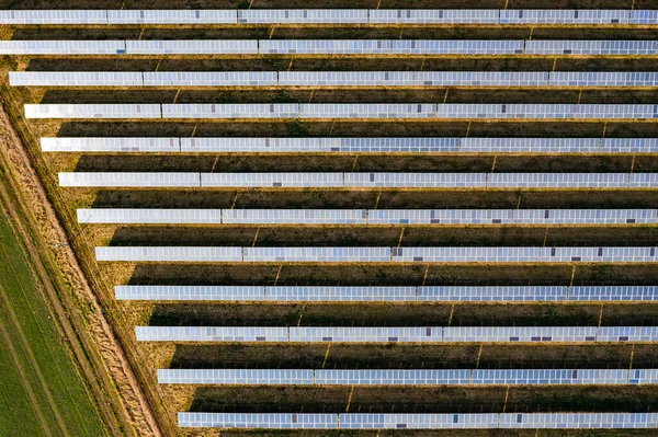 Vista aérea de um grande número de módulos de um sistema fotovoltaico numa exploração solar na Alemanha — Fotografia de Stock