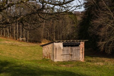 Almanya 'nın kırsal kesiminde havadan iki rüzgar türbini çalındı.