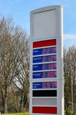 Savaş ve enerji krizi sonucunda Mart 2022 'de Almanya' daki bir benzin istasyonunda son derece yüksek ve pahalı yakıt fiyatları