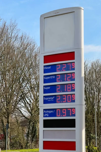 Savaş ve enerji krizi sonucunda Mart 2022 'de Almanya' daki bir benzin istasyonunda son derece yüksek ve pahalı yakıt fiyatları