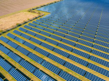 Bir güneş çiftliğinin birçok fotovoltaik paneli Almanya 'da tarımla rekabet halindedir.