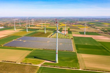 Rhineland-Palatinate 'daki tarlalarda rüzgar türbinleri ve güneş parkları tarafından üretilen yenilenebilir enerji.
