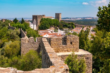 Şatosu ve ulaşılabilir şehir duvarı olan Portekiz Obidos Kalesi.
