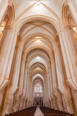 Portekiz 'deki Manastır ve Dünya Mirası Bölgesi Mosteiro de Alcobaca' daki kilisenin uzun ve etkileyici navi.
