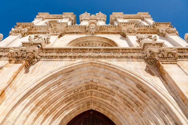 Portekiz 'deki Mosteiro de Santa Maria de Alcobaca manastırının ön cephesi ve giriş alanı.