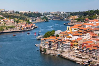 Douro seti ve Ponte da Arrabida, Porto, Portekiz manzarası.