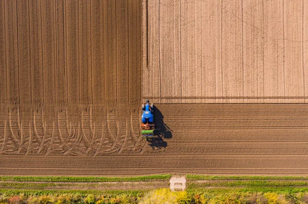 Vista Aérea Com Marcas Pneus Trator Azul Distinto Arando Campo — Fotografia de Stock