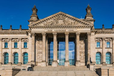 Berlin 'deki Alman Reichstag binasının Cumhuriyet Meydanı' ndan görülmeye değer manzarası.