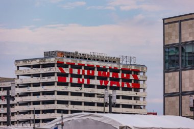Berlin, Almanya 'daki Alexanderplatz' daki bir binada Stop Wars metni