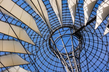Berlin, Almanya 'daki Sony Center' da yelkenli ve çelikten çatı inşaatı.