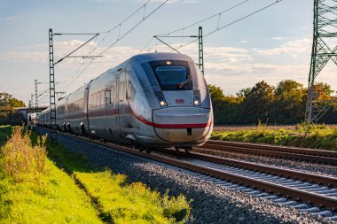 Almanya 'nın kırsal kesiminden geçen ICE treni olan bir demiryolu hattı.