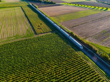 Almanya 'nın kırsal kesimindeki bir demiryolu hattındaki ekspres ICE treninin hava görüntüsü