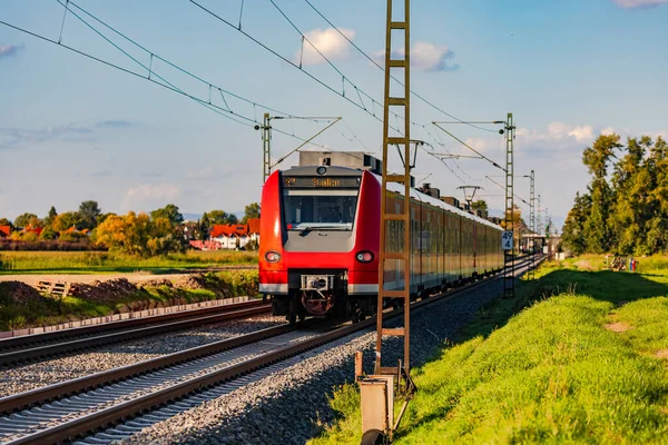 Yerel toplu taşımacılıktaki elektrikli bir tren Alman seferberliğine yardımcı oluyor
