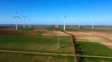 Almanya 'da bir rüzgar parkında sürdürülebilir enerji için temiz yenilenebilir enerji için yel değirmenlerinin hava görüntüsü