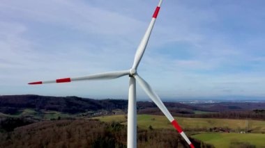 Elektrik üretmek için dönen rüzgar türbininin pervane görüntüsü