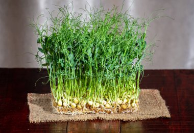 Ahşap bir masada makasla kesilmiş bezelye mikroçerezleri.