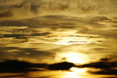 Renkli Bulutlu Güzel Dramatik Günbatımı Gökyüzü