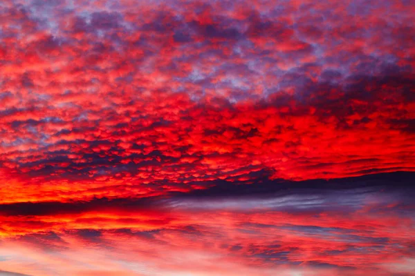 Úžasný Dramatický Západ Slunce Obloha Červenými Mraky — Stock fotografie