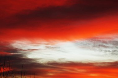 Kızıl Bulutlarla İnanılmaz Dramatik Bulanık Gün Batımı Gökyüzü