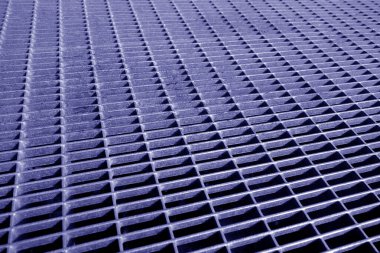 Mavi tonda bulanık efektli metal ızgara deseni. Tasarım için soyut mimari arkaplan ve doku.