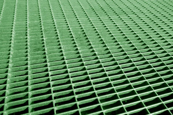 緑のトーンでぼかし効果を持つ金属グリッドパターン 要旨建築的背景とデザインの質感 — ストック写真
