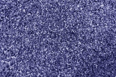 Asfalt yolu mavi tonda kapanıyor. Tasarım için soyut mimari arkaplan ve doku.