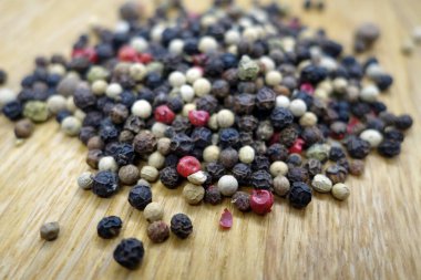 Ahşap kesim tahtasına biber ve bulanık efekt karışımı. Yiyecek ve malzemeler.  