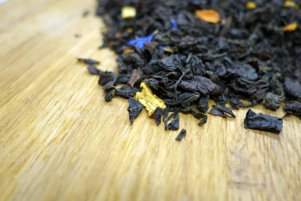 Suchý Černý Čaj Izolovaný Dřevěné Desce Potraviny Složky Pozadí — Stock fotografie