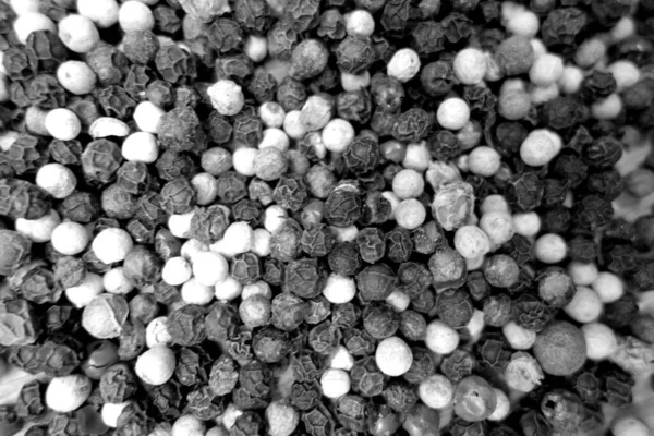Mezcla Pimientos Sobre Tabla Cortar Madera Blanco Negro Alimentos Ingredientes — Foto de Stock