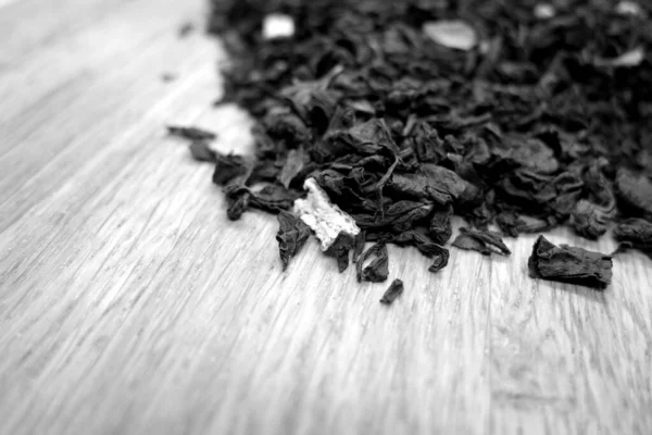 Suchý Černý Čaj Izolovaný Dřevěné Desce Černé Bílé Potraviny Složky — Stock fotografie