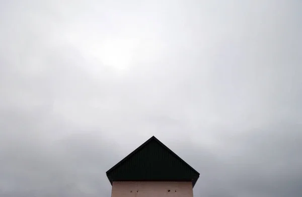 灰色の空に対する産業倉庫の屋根 背景と建築 — ストック写真