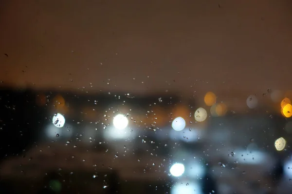 Gece Şehrinde Yağmur Damlalarının Olduğu Pencereden Bak Bulanık Arkaplan — Stok fotoğraf