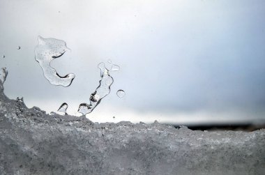 Yağmur damlaları ve karlı pencereden bak. Bulanık arkaplan                               