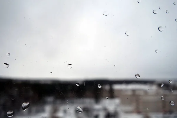 用雨滴从窗户眺望 思想的背景和观点 — 图库照片